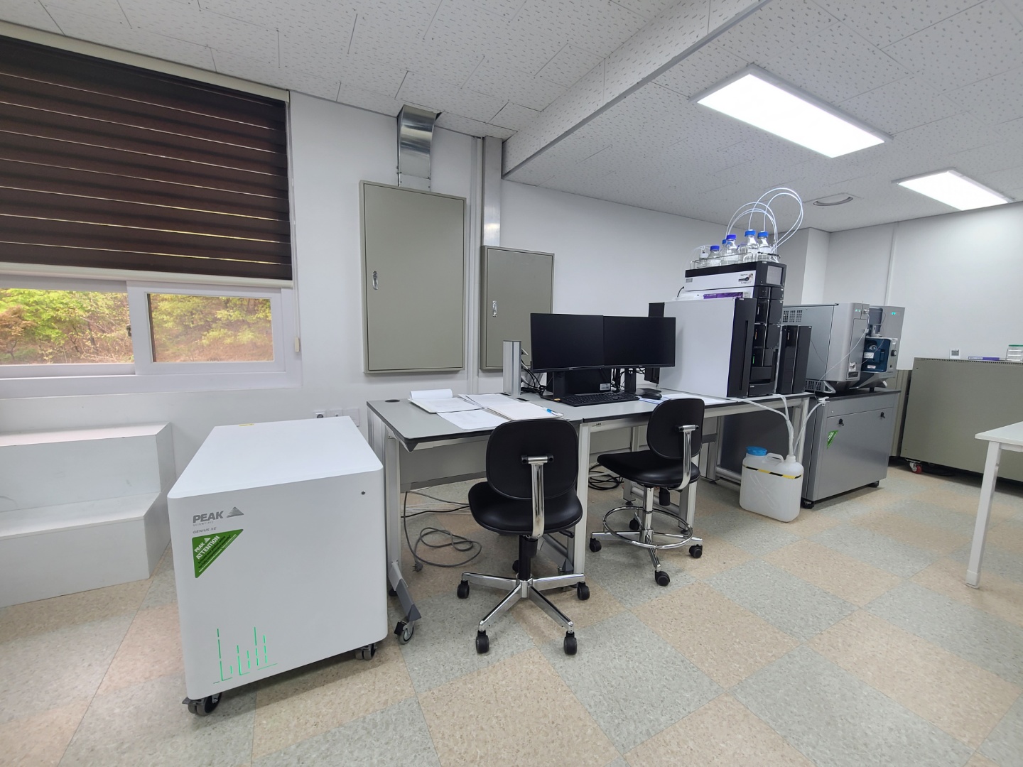 PEAK Scientific nitrogen gas generator placed in a lab
